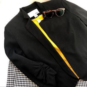 Chic & versatile black blazer 💛